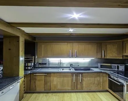 Les Chosalets Chalet Sleeps 12 *