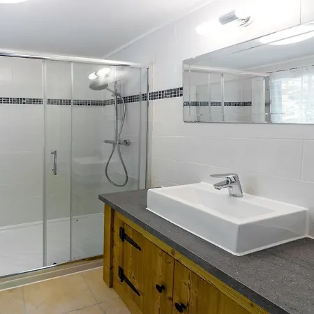 Шале Les Chosalets Chalet Sleeps 12 *